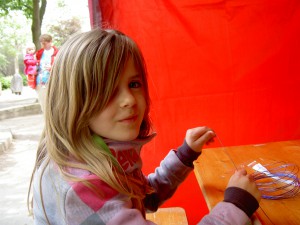 Alissa Höfl (8) arbeitet bei der Ring-Werkstatt und findet ihre Arbeit gut und später will sie das auch machen.