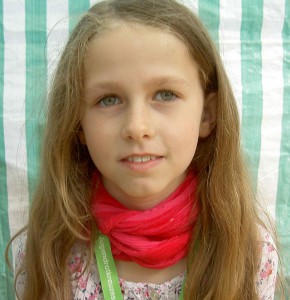 Finja Klose (9) arbeitet im Fotoladen, findet ihre Arbeit gut und später will sie das vielleicht auch machen.