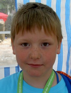 Phillip Pfefferkorn (7) arbeitet bei den Windlichtern, findet seine Arbeit gut und später will er das vielleicht auch machen.